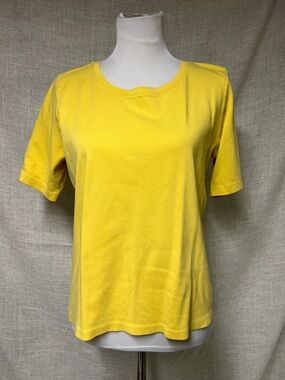 Isaac Mizrahi Live Essentials Yellow Top - Logo Detail